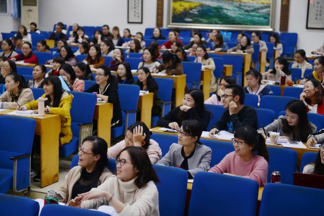 瞧，在微笑中听课的老师