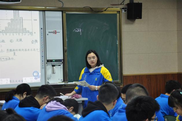 学生上台讲思路