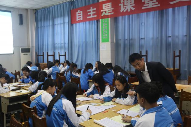 赵一凡老师在上试卷评讲课