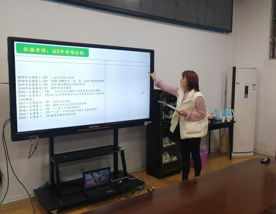 历史老师梅艳进行赛前打磨