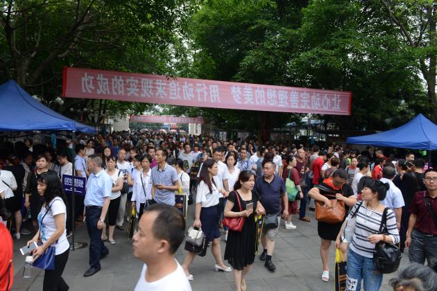 家长参观校园