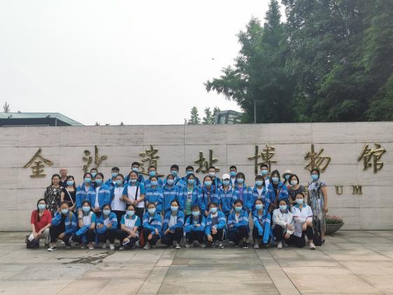 双流中学西藏散插生参观金沙遗址博物馆