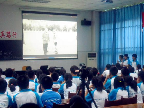 微电影主创人员与观众一起观看首映