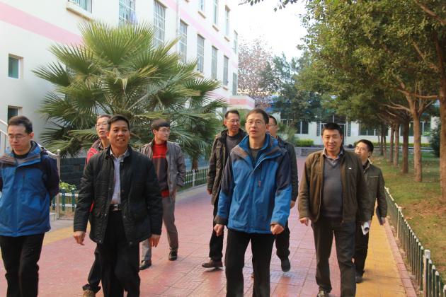 在川兴中学校长带领下参观校园