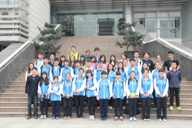 川大学子与我校学生合影留念