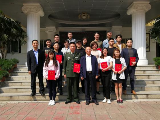 全体外聘老师与学校部分领导合影