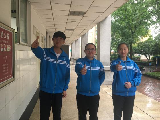 高二3班 刘超（左） 黄诗寒（中） 余诗蕴（右)