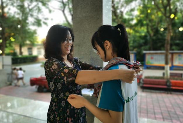 像母亲般关爱学生