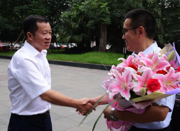 县委副书记、县长周先毅与双中教师代表全国优秀教师崔正淳亲切交谈