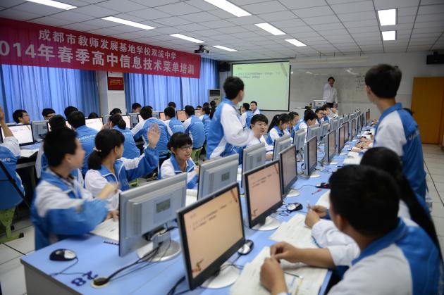 双流中学阮思聪老师上课时学生踊跃抢答