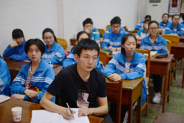 郑鹏老师和同学们一同听课