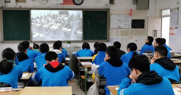 插图1—双流中学的学生在选修乐至中学陈荣老师的课