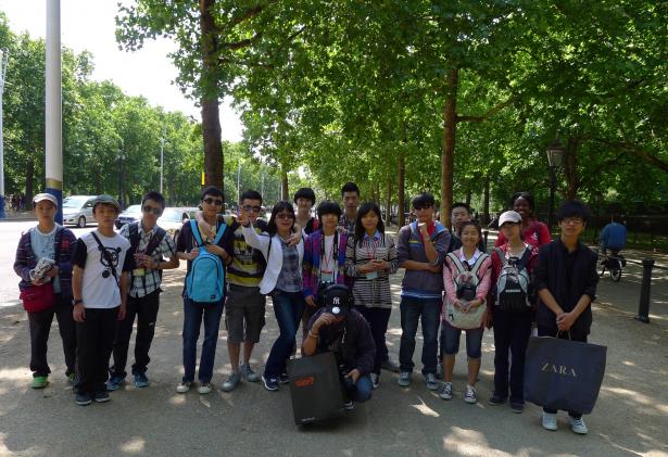 冯老师与学生在英国