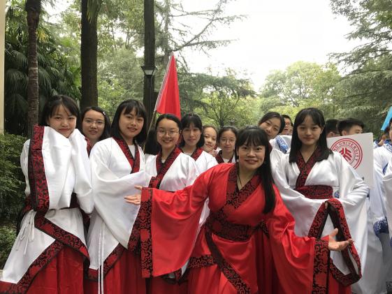 冯老师与学生参加活动