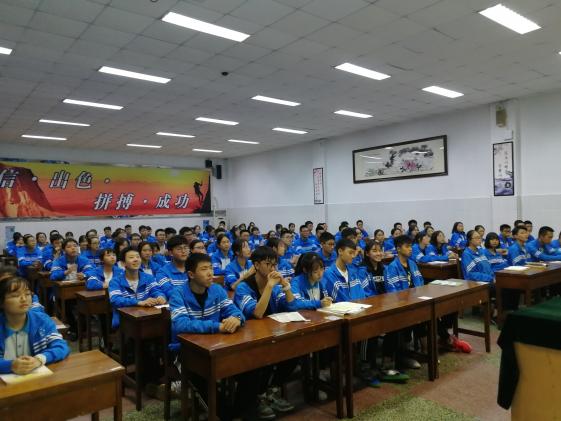 学生主持换届大会