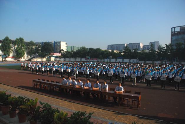 全体师生精神抖擞