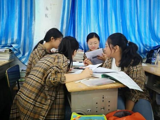 积极讨论的学生