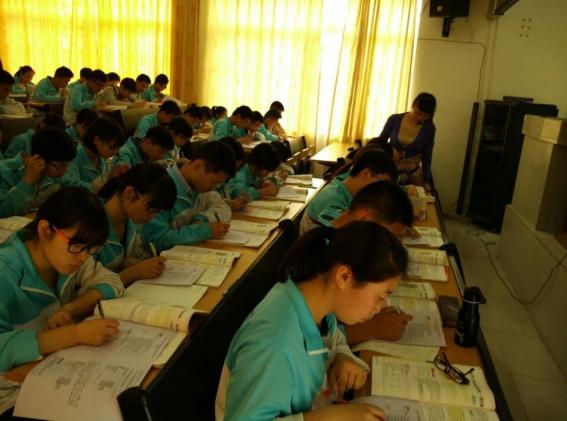 双流中学雷治炼老师在授课