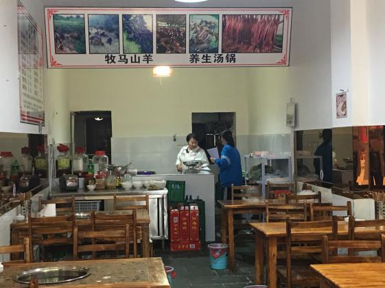 学生向周边餐馆发放《倡议书》