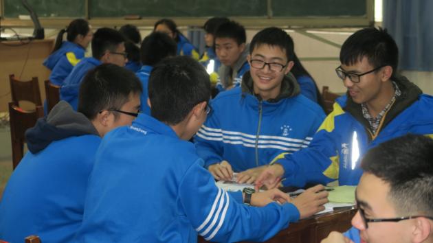 同学们在老师引导下积极参与讨论