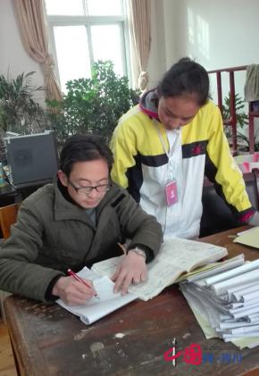 支教教师张可明在巴塘中学支教情景