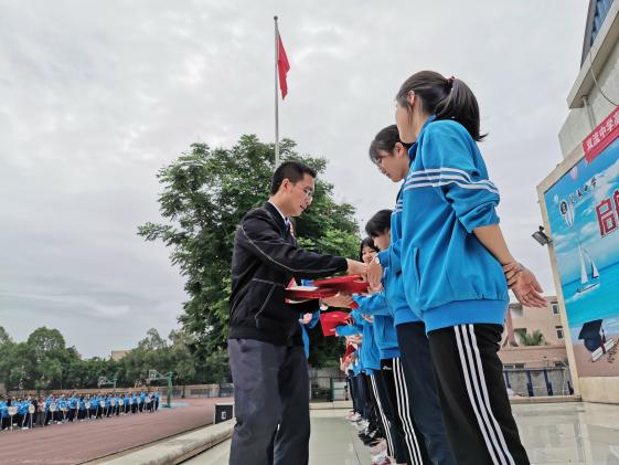 杜主任为获奖代表颁奖