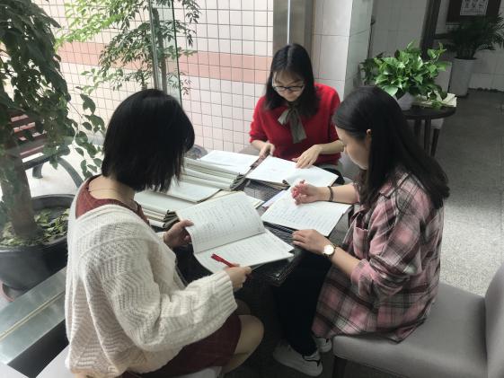 老师们对作品进行打分