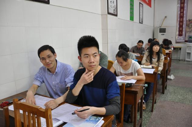 专心听课的教师