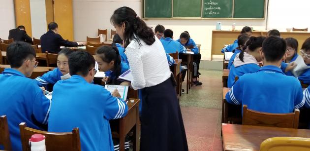 郝碧娅老师指导学生学习
