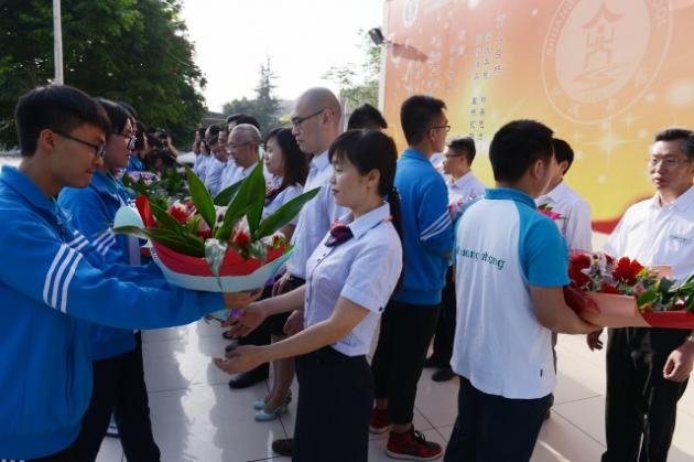 为教师代表及各科室职工代表献花