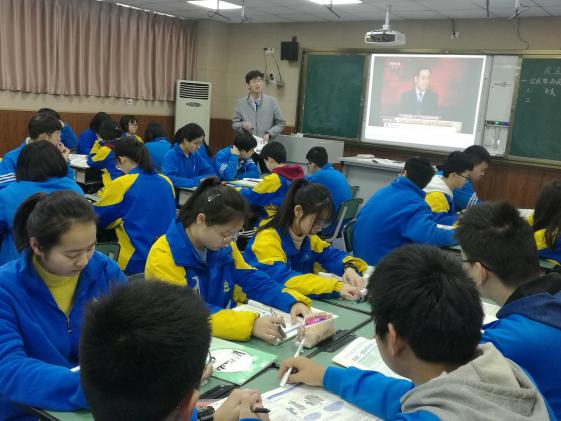庞老师正在课堂上引导学生思考问题