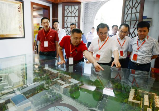 龙校长向韩书记汇报学校中长期发展规划