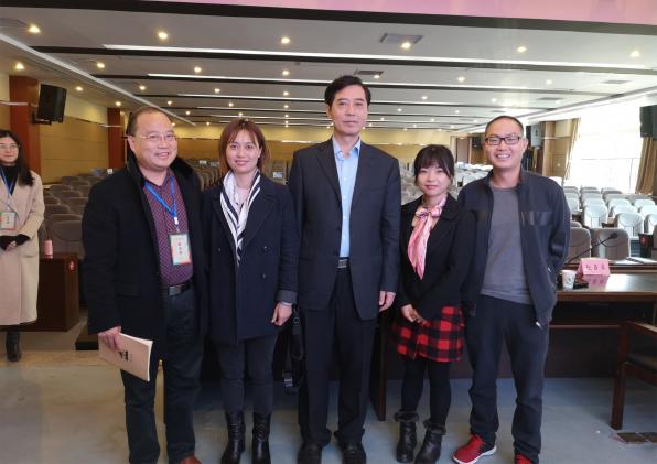 图2 白玲、陈维老师与赵理事长、省教科院何所长及双流区教研员杜老师合影