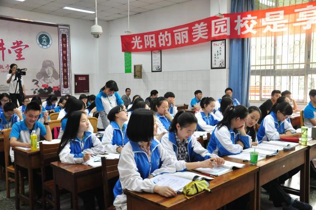 积极回答问题的学生