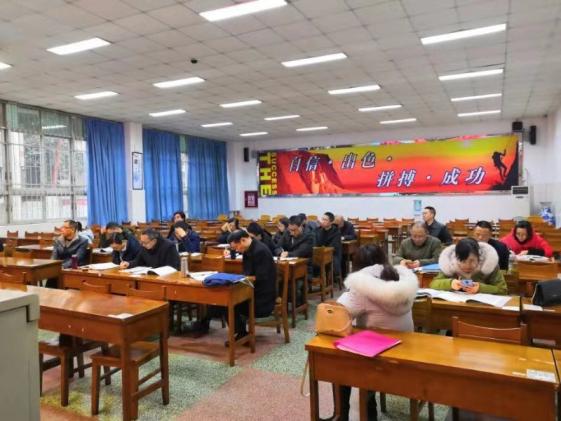 化学组老师认真听讲座并讨论
