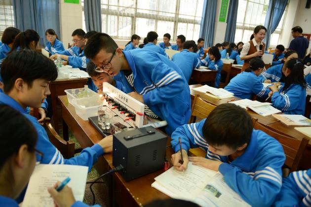 同学动手操作