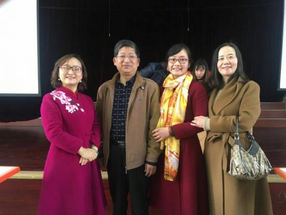与参会老师合影