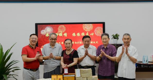 龙清明校长和校友合影