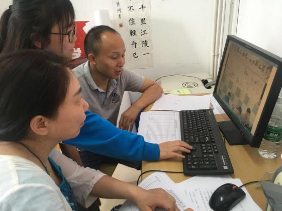 学生会同学在谢立民老师的指导下为各班评分