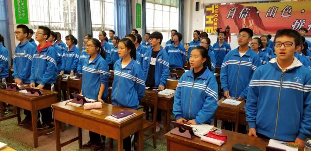 学生齐唱国歌