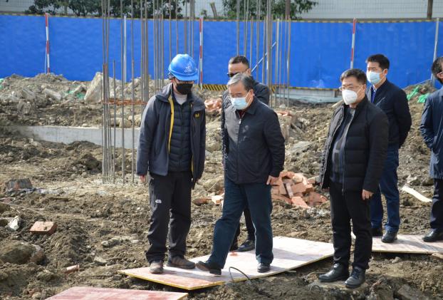 韩轶书记在双流中学改建项目工程现场