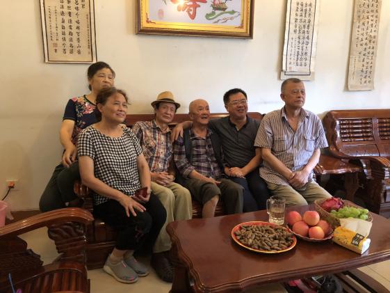 图片1：龙校长与陈老先生一家合影