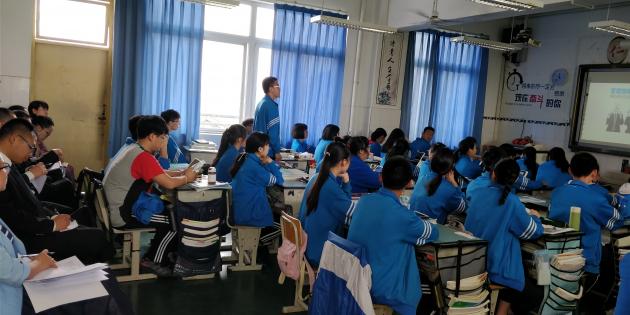 老师们听取卓鹏老师随堂课