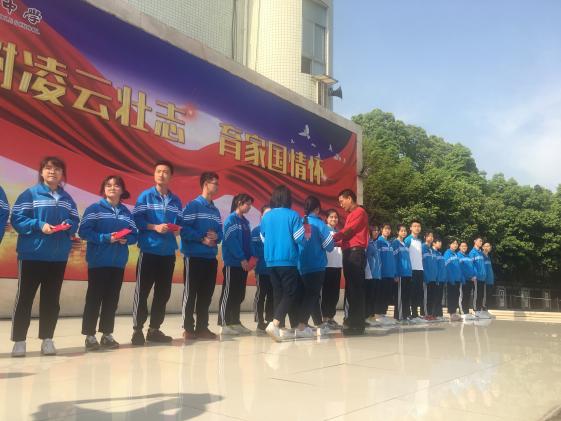 向书记向获奖学生颁发证书
