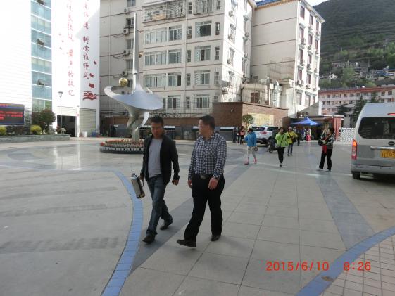 参观马尔康中学校园