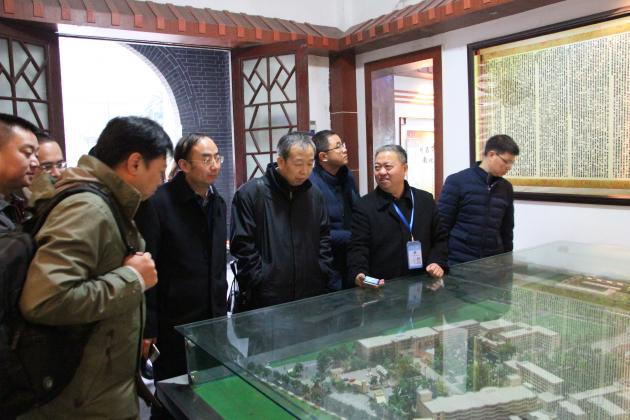 参观校史馆