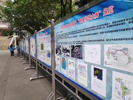 学生手绘地图作品橱窗展示