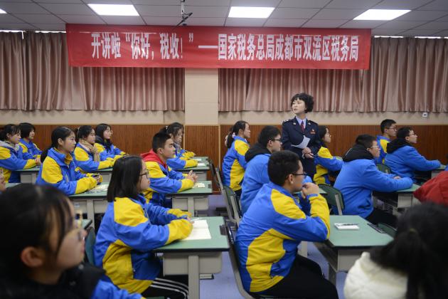 罗琍局长在开讲课堂中