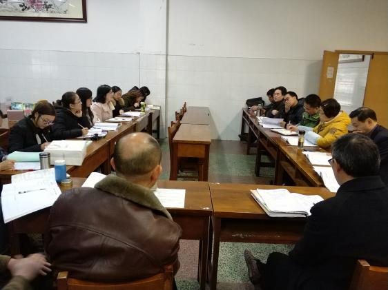 化学组老师正在交流讨论智慧课堂模式的构建