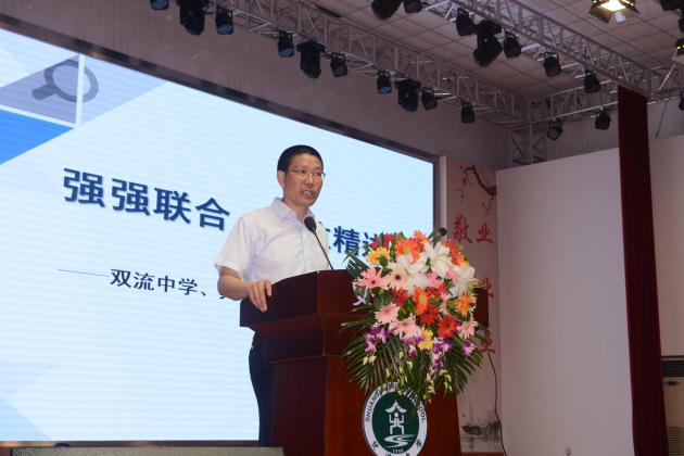 双流中学党总支副书记向发友介绍 双中历史文化与办学理念